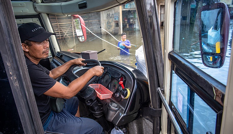 Banjir Masih Merendam Jalur Pantura Semarang, Banyak Truk Mogok - Bagian 2