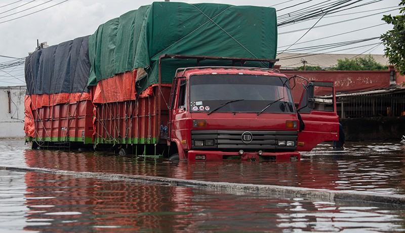Banjir Masih Merendam Jalur Pantura Semarang, Banyak Truk Mogok - Bagian 1