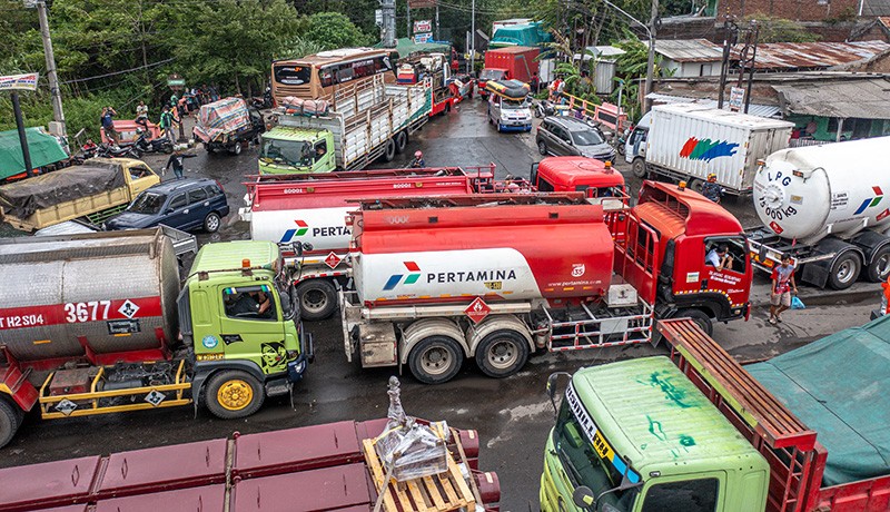 Banjir Masih Merendam Jalur Pantura Semarang, Banyak Truk Mogok - Bagian 3