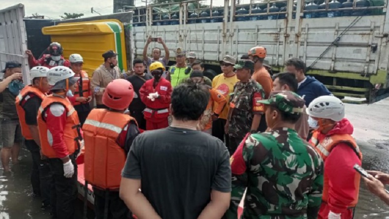 title Banjir Semarang Jateng, 3 Orang Meninggal Dunia Tersetrum Listrik Banjir Semarang Jateng, 3 Orang Meninggal Dunia Tersetrum Listrik