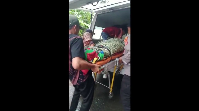 Pick Up Rombongan Keluarga Tertimpa Tiang Listrik di Lampung Barat, 1 Tewas