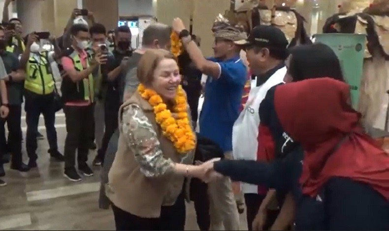 Sandiaga Kalungkan Bunga untuk Wisman Pertama di Bandara Ngurah Rai Bali