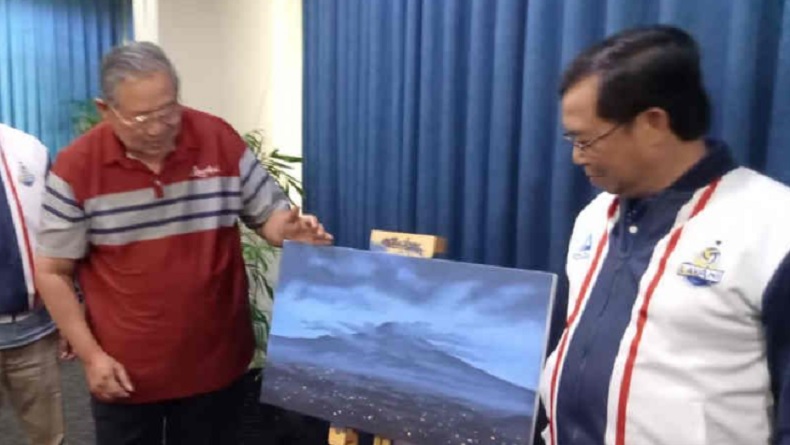 title SBY Lukis Gunung Ciremai yang Dipotret dari Balkon Kamar Hotel di Cirebon SBY Lukis Gunung Ciremai yang Dipotret dari Balkon Kamar Hotel di Cirebon