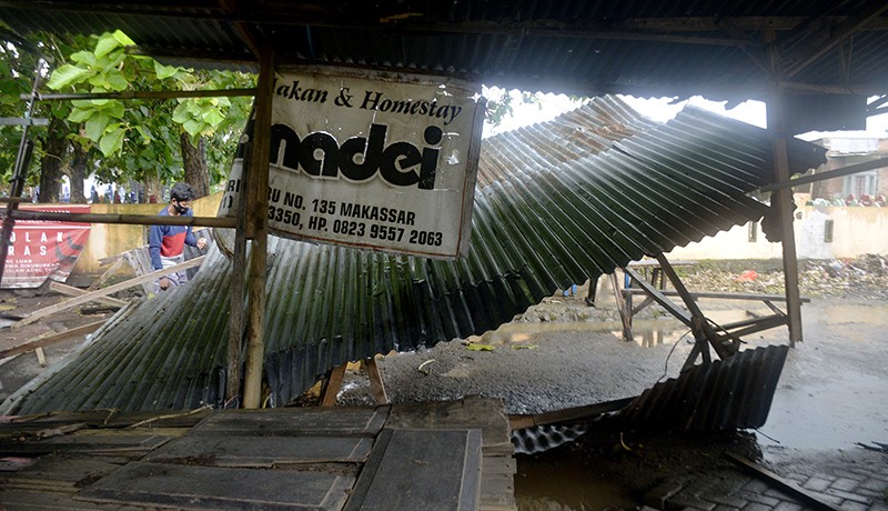 Puluhan Lapak Pedagang di Takalar Rusak akibat Angin Kencang - Bagian 2