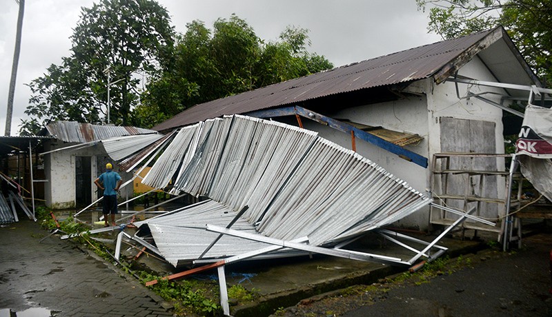 Puluhan Lapak Pedagang di Takalar Rusak akibat Angin Kencang - Bagian 1