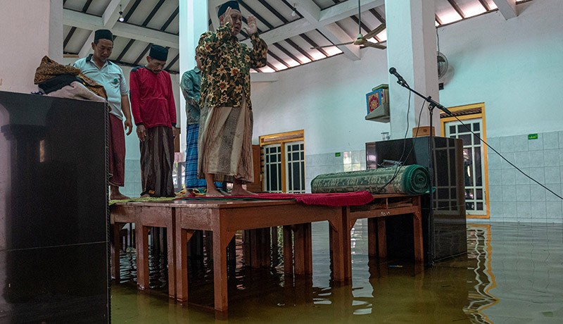 Masjid Kebanjiran, Warga Demak Jateng Salat Berjemaah Beralaskan Meja - Bagian 2