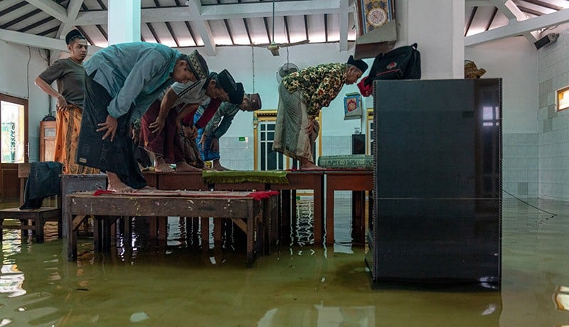 Masjid Kebanjiran, Warga Demak Jateng Salat Berjemaah Beralaskan Meja - Bagian 1
