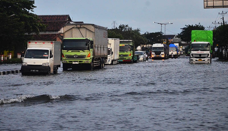Jalan Pantura Kudus Sudah 3 Hari Terendam Banjir - Bagian 2