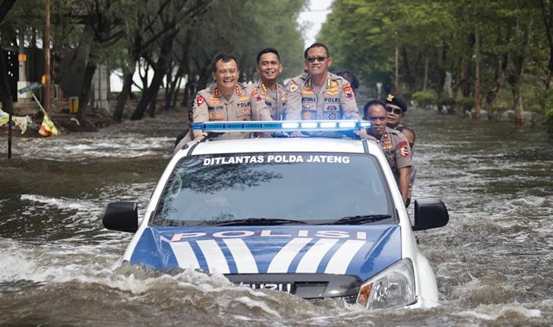  Pakai Mobil Dmax 4x4, Kapolda Jateng Terabas Banjir di Kaligawe hingga Marina Semarang