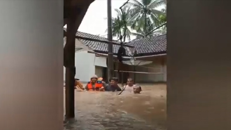 Ngeri, Penampakan Banjir di Pandeglang, Petugas Keliling Rumah Evakuasi Warga