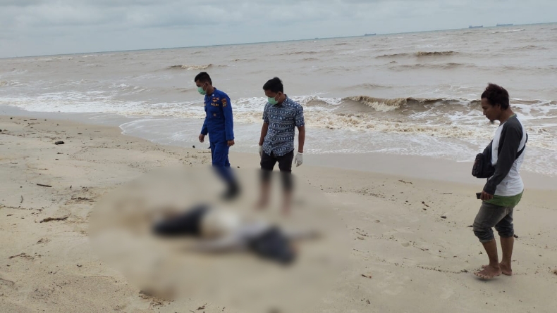 title Bangka Barat Geger, Mayat Laki-laki Tanpa Identitas Ditemukan di Tepi Pantai Bangka Barat Geger, Mayat Laki-laki Tanpa Identitas Ditemukan di Tepi Pantai