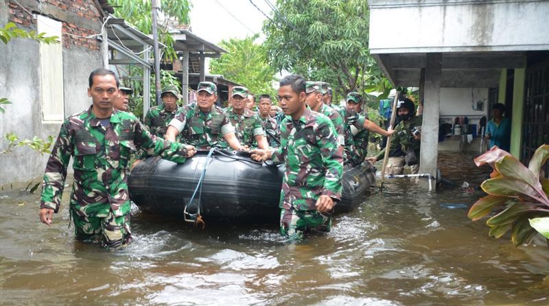 Naik Perahu Karet, Pangdam IV/Diponegoro Cek Penanganan Banjir di Semarang