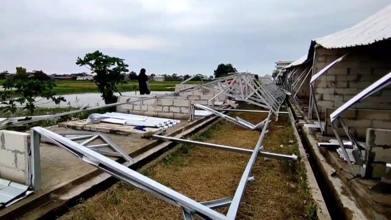 title Pasar Dadap Lama di Juntinyuat Indramayu Roboh Diterjang Hujan dan Angin Kencang Pasar Dadap Lama di Juntinyuat Indramayu Roboh Diterjang Hujan dan Angin Kencang