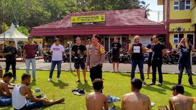 8 Preman Bertato di Pasar Raya Padang Disikat Polisi
