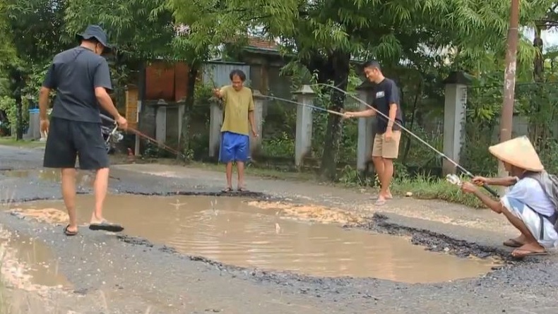 Protes, Warga di Blora Gelar Mancing Ikan di Jalan Berlubang