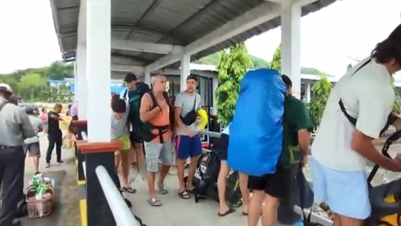 Rute Kapal Cepat Ditutup akibat Cuaca Buruk, Penumpang Menumpuk di Pelabuhan Lembar