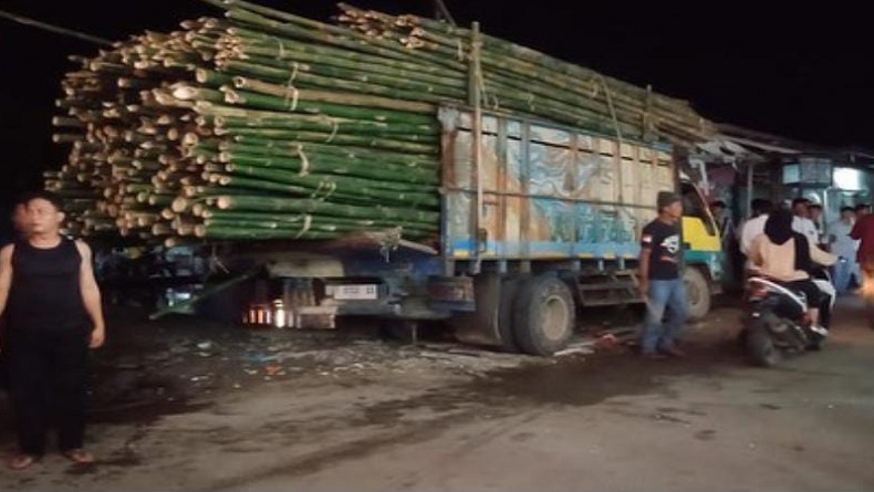 Truk Bambu Nyelonong ke Pasar Cibuaya Karawang, Tukang Bubur Tewas dan Gerobak Rusak