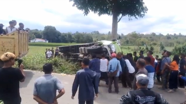 Truk Sembako Terguling hingga Hantam Pohon di Karo, Kernet Terjepit selama 1 Jam