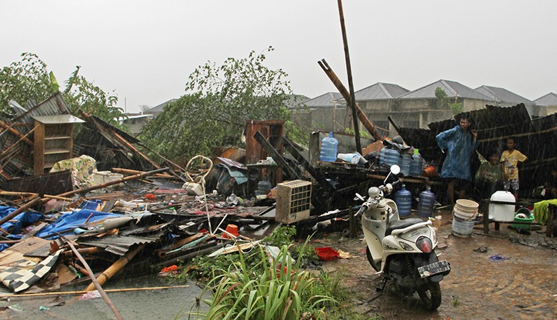 Masjid dan Rumah Rusak Diterjang Angin Puting Beliung di Makassar - Bagian 1