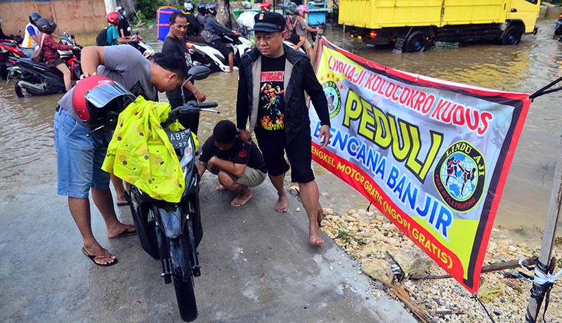 Relawan Buka Bengkel Perbaiki Motor Mogok karena Banjir, Gratis! - Bagian 1