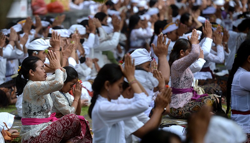 Umat Hindu Bali Sembahyang Hari Raya Galungan dengan Khidmat - Bagian 2