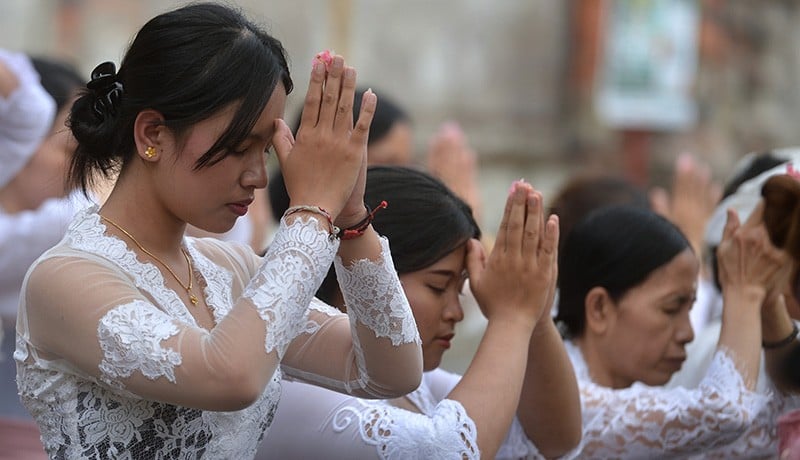 Umat Hindu Bali Sembahyang Hari Raya Galungan Dengan Khidmat 0531