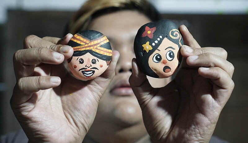 Kerajinan Melukis Batu, Dijual Rp25.000 per Buah - Bagian 2