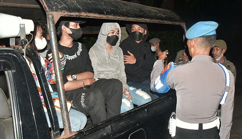 Petugas Gabungan Razia Apartemen di Bekasi, Pasangan di Luar Nikah Didata - Bagian 1