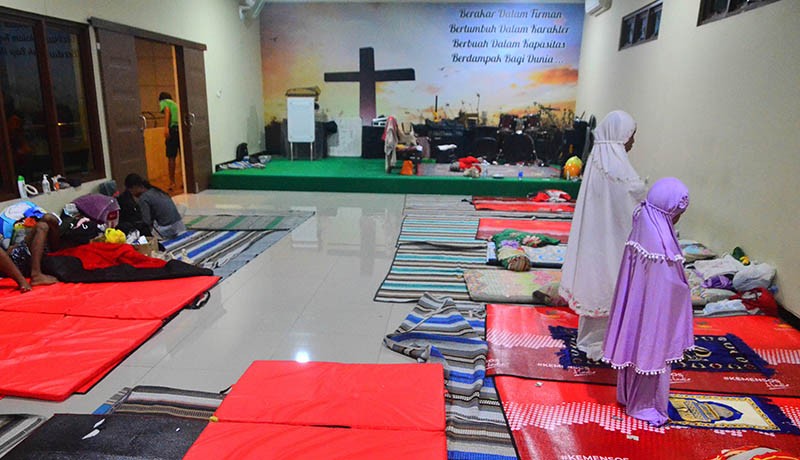 Pengungsi Korban Banjir Kudus Salat di Dalam Gereja - Bagian 1