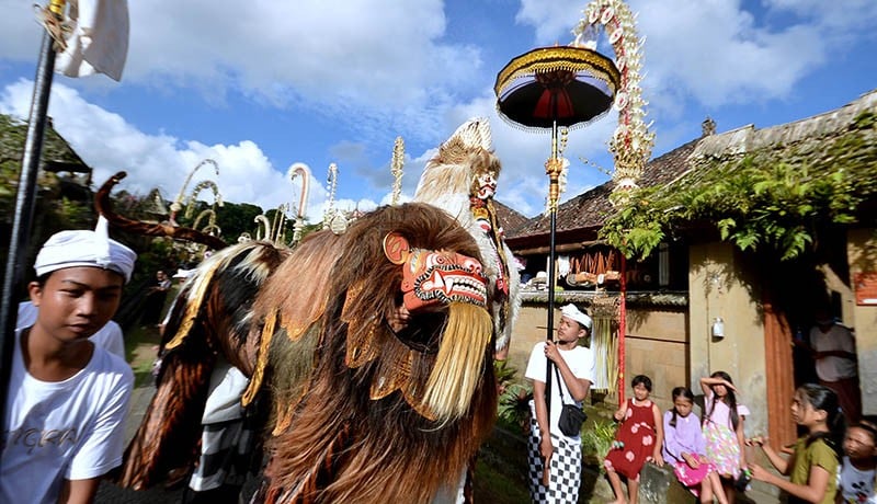 Pemuda Bali Tampilkan Tari Barong Saat Tradisi Ngelawang