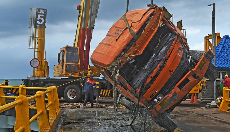 Truk Jatuh ke Laut akibat Cuaca Ekstrem Berhasil Diangkat, Begini Kondisinya - Bagian 1