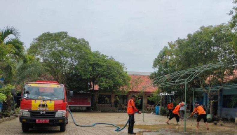 title BPBD Pamekasan Bantah Pungut Biaya Pembersihan Lumpur Banjir ke Warga BPBD Pamekasan Bantah Pungut Biaya Pembersihan Lumpur Banjir ke Warga