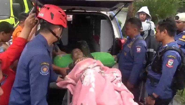 title Makassar Dilanda Angin Kencang, Pohon Besar Timpa Rumah Kakek 80 Tahun Makassar Dilanda Angin Kencang, Pohon Besar Timpa Rumah Kakek 80 Tahun