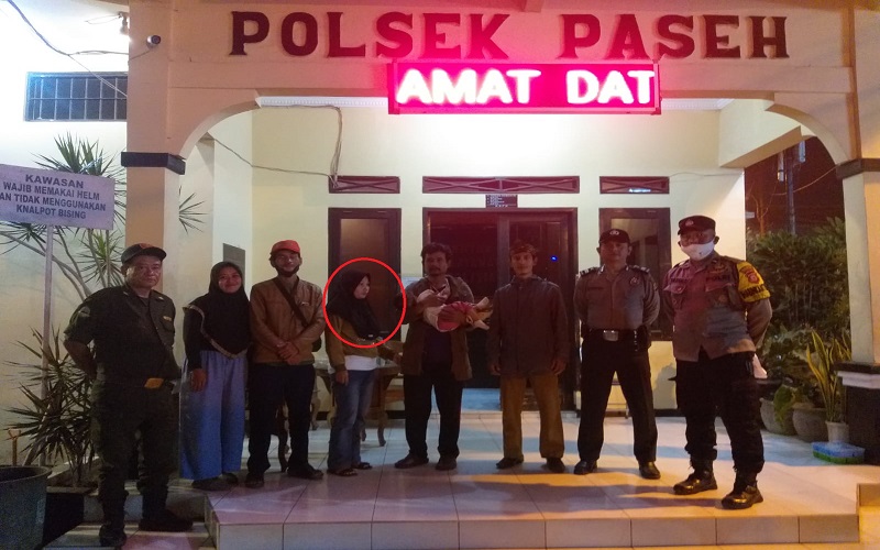 title Petugas Polsek Paseh Jemput dan Antarkan Pulang Warga yang Diduga Jadi Korban Hipnotis Petugas Polsek Paseh Jemput dan Antarkan Pulang Warga yang Diduga Jadi Korban Hipnotis