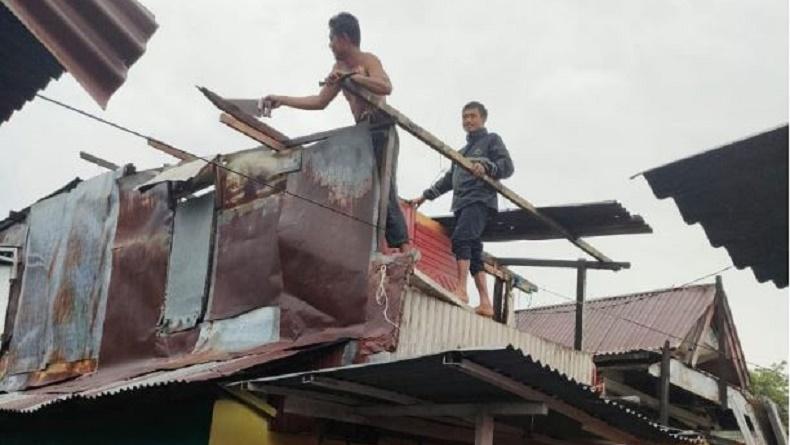 title 10 Rumah Rusak akibat Puting Beliung di Makassar, Warga Lihat Angin Berputar 10 Rumah Rusak akibat Puting Beliung di Makassar, Warga Lihat Angin Berputar