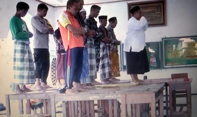 Masjid Tergenang Banjir, Warga Demak Salat Berjemaah di Atas Meja