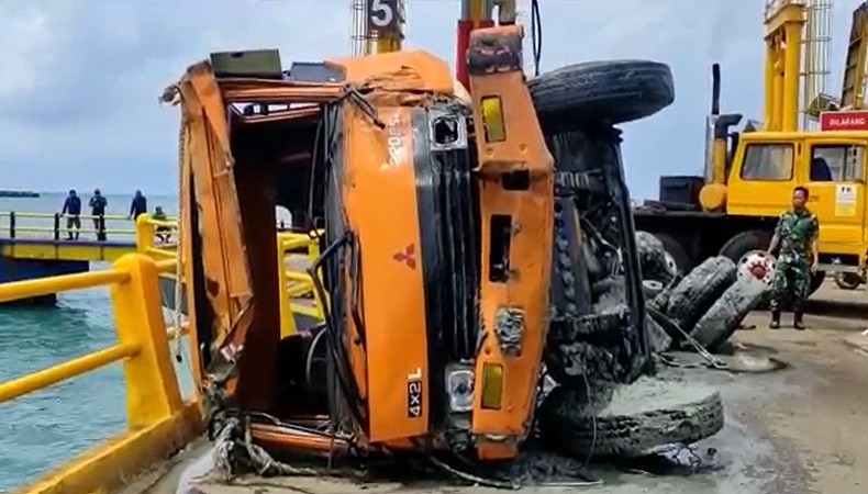 title Truk Tercebur di Pelabuhan Merak Berhasil Diangkat usai 6 Hari Terkubur dalam Laut Truk Tercebur di Pelabuhan Merak Berhasil Diangkat usai 6 Hari Terkubur dalam Laut