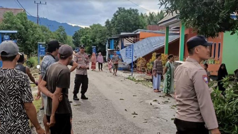 title Angin Kencang Terjang Kolaka Utara, 11 Rumah Warga Rusak, 45 Jiwa Terdampak Angin Kencang Terjang Kolaka Utara, 11 Rumah Warga Rusak, 45 Jiwa Terdampak
