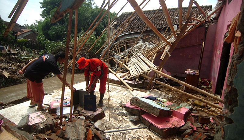 Banjir Bandang Terjang Jatibarang Brebes, 5 Rumah Rusak Parah - Bagian 2