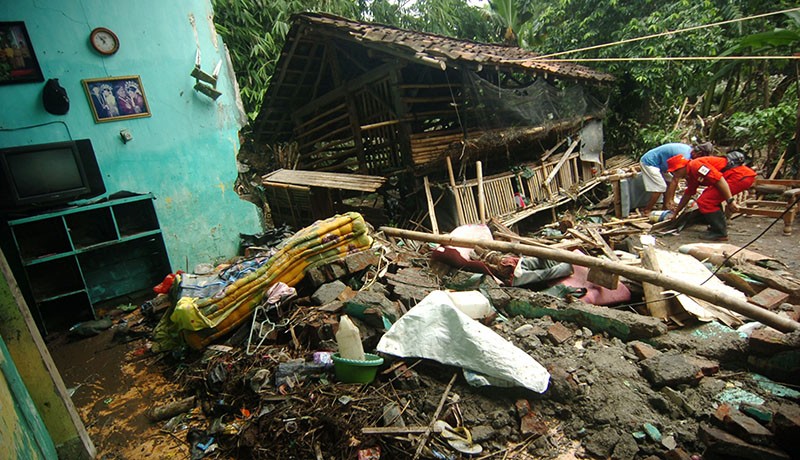Banjir Bandang Terjang Jatibarang Brebes, 5 Rumah Rusak Parah - Bagian 1