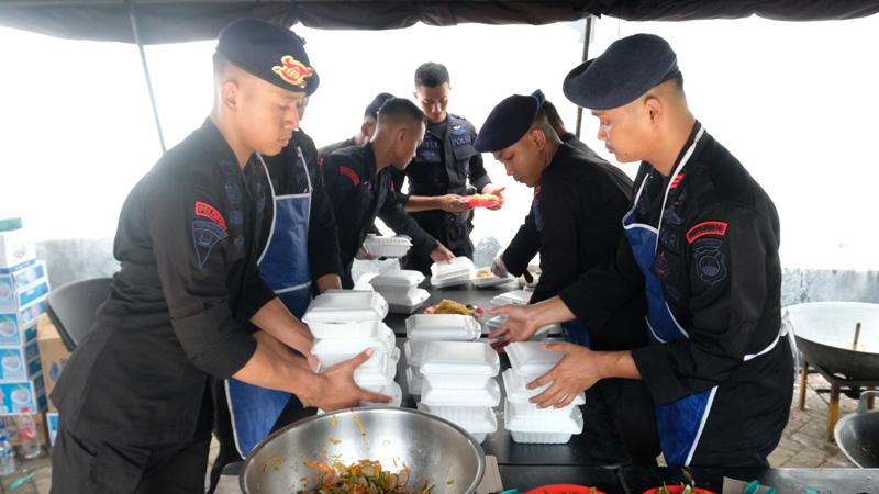  Brimob Polda Jateng Distribusikan Ribuan Paket Makanan ke Warga Terdampak Banjir Semarang