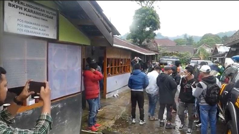 Protes Perambahan Hutan, Warga di Banjarnegara Geruduk Kantor Perhutani