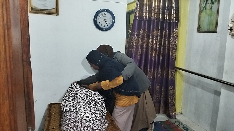 Tangisan Keluarga Pecah saat Jenazah Sipon Istri Widji Tukul Tiba di Rumah Duka