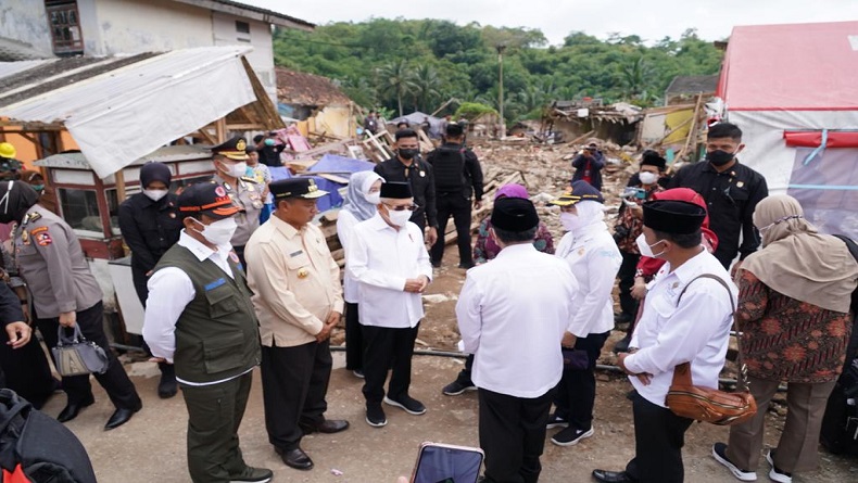 title BNPB Pastikan Pembersihan Puing 1.000 Rumah Hancur di Cianjur Selesai 40 Hari BNPB Pastikan Pembersihan Puing 1.000 Rumah Hancur di Cianjur Selesai 40 Hari