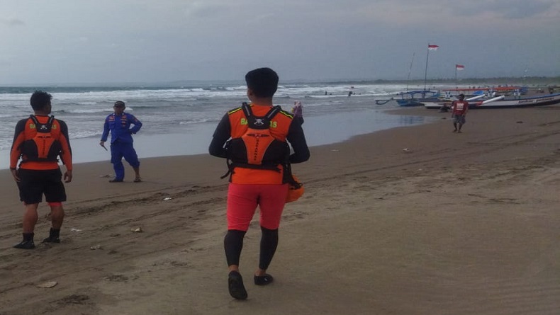 title Nekat Berenang saat Cuaca Ekstrem, 2 Wisatawan Terseret Ombak Pantai Pangandaran Nekat Berenang saat Cuaca Ekstrem, 2 Wisatawan Terseret Ombak Pantai Pangandaran