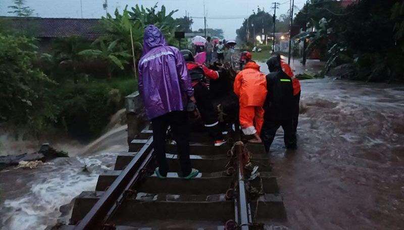 title Rel di Jalur Prupuk-Slawi Terkikis Longsor, Perjalanan KA Terhambat Rel di Jalur Prupuk-Slawi Terkikis Longsor, Perjalanan KA Terhambat
