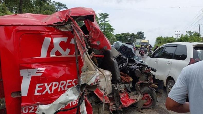 Mobil Ekspedisi dan Minibus Tabrakan di Merangin, Sopir Luka-Luka Dilarikan ke RS