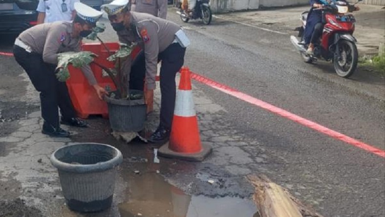 Anggota Polres Blitar Gotong Royong Tambal Jalan Lubang di Sukorejo, Ini Penyebabnya