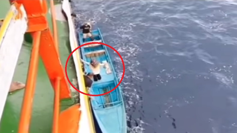 Viral Anak Telat Turun Kapal di Dermaga, Orang Tua Jemput Naik Perahu ke Tengah Laut