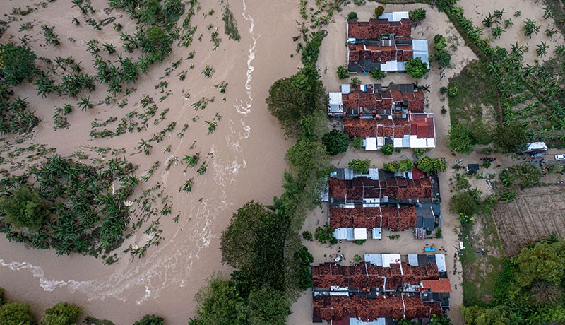 Penampakan dari Udara Banjir Bandang Terjang Perumahan Dinar Indah Semarang - Bagian 2